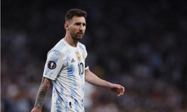 奶茶中喝出瓶盖，霸王茶姬拒绝直赔100